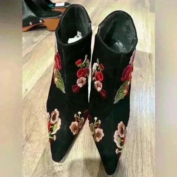 Beverly Feldman floral embroidered heeled boots - Picture 4 of 10